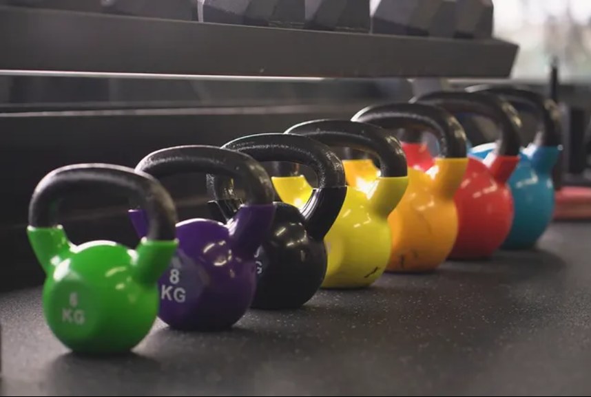 Kettlebells coloridos na zona de treino do Studio Um