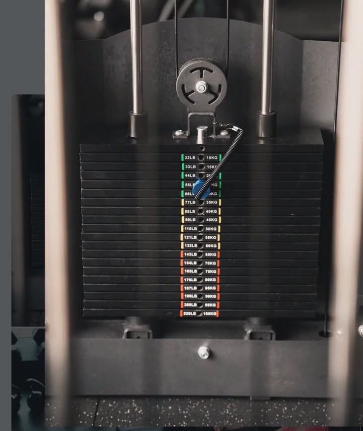 Stack de pesos de uma máquina de musculação do Studio Um
