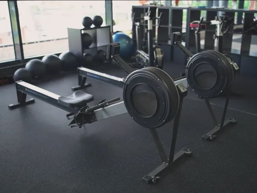 Interior do Studio Um em Coimbra, com máquinas de remo e zona de treino